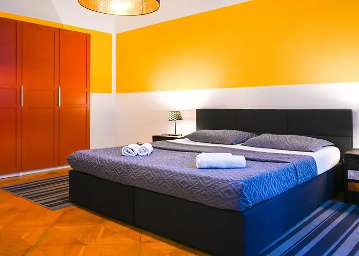 Apartment Spacious For 4 Near Ringstrasse & Metro U2 *