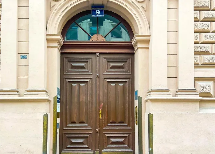 Apartment Spacious For 4 Near Ringstrasse & Metro U2
