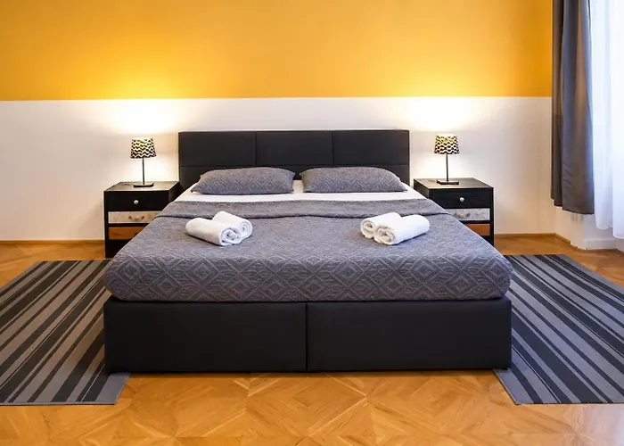 Spacious For 4 Near Ringstrasse & Metro U2 Apartment